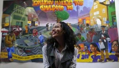 霍莉·乔希站在写着“停止奥克兰青少年暴力”的壁画前
